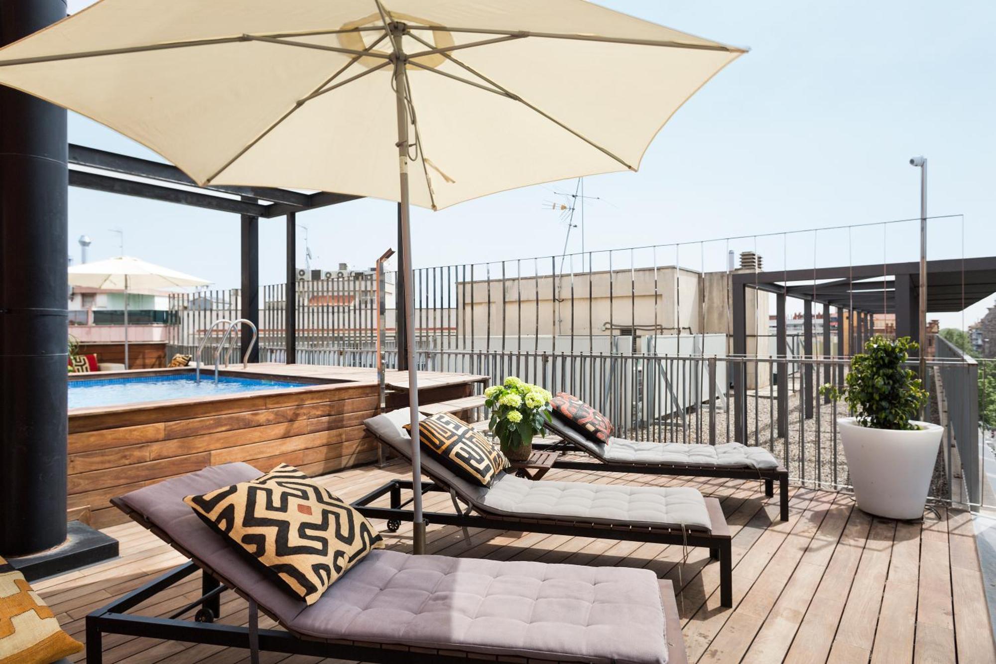 My Space Barcelona Pool City Center Bagian luar foto