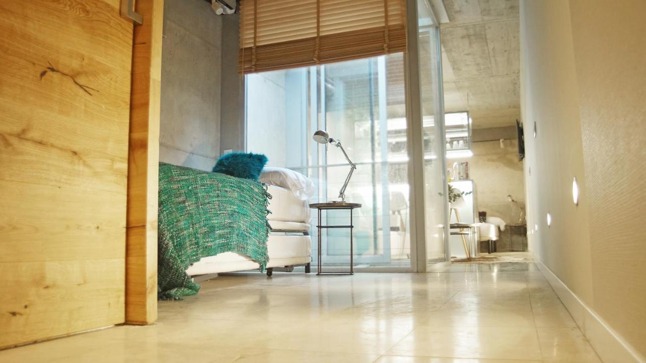 My Space Barcelona Pool City Center Bagian luar foto